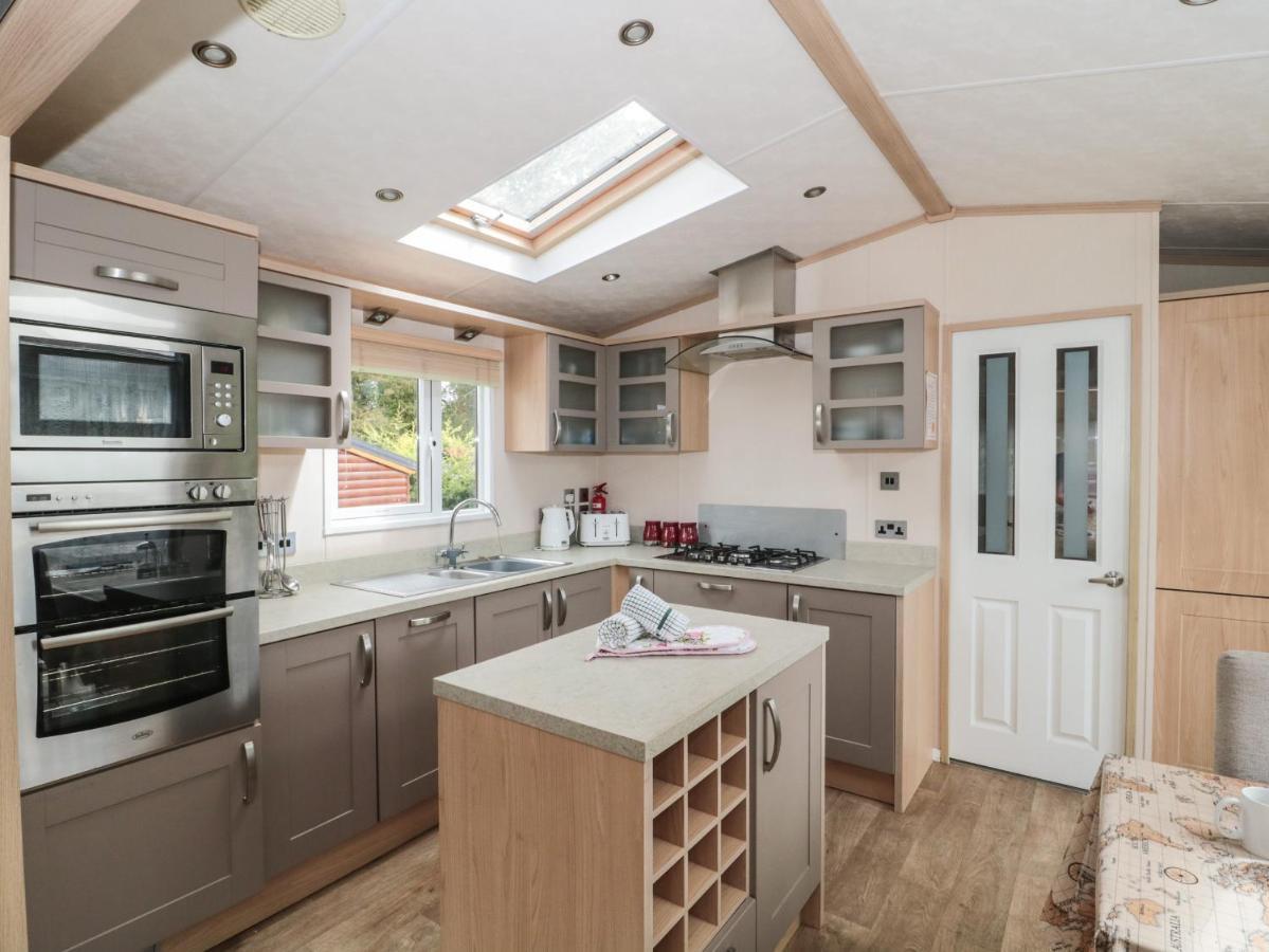 Birch Villa Суонидж Екстериор снимка