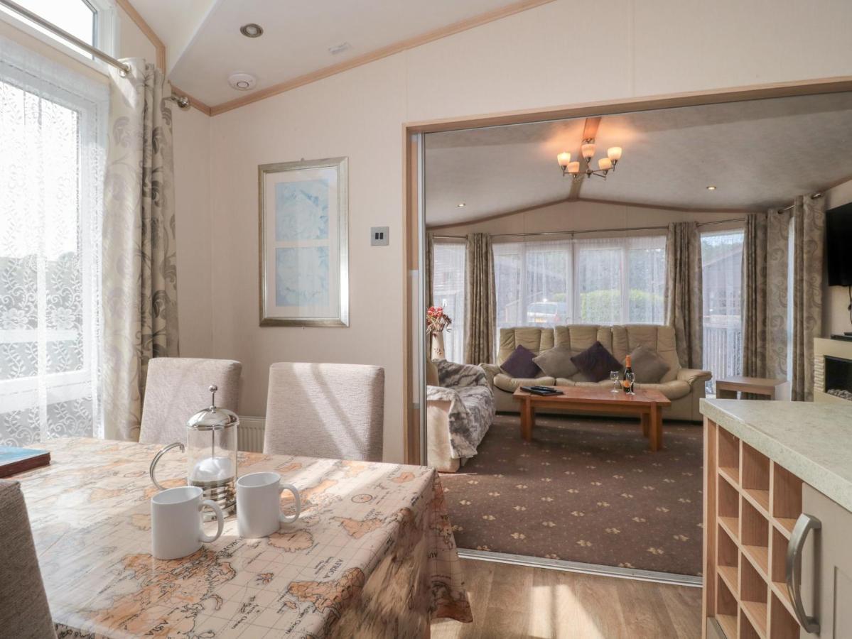Birch Villa Суонидж Екстериор снимка