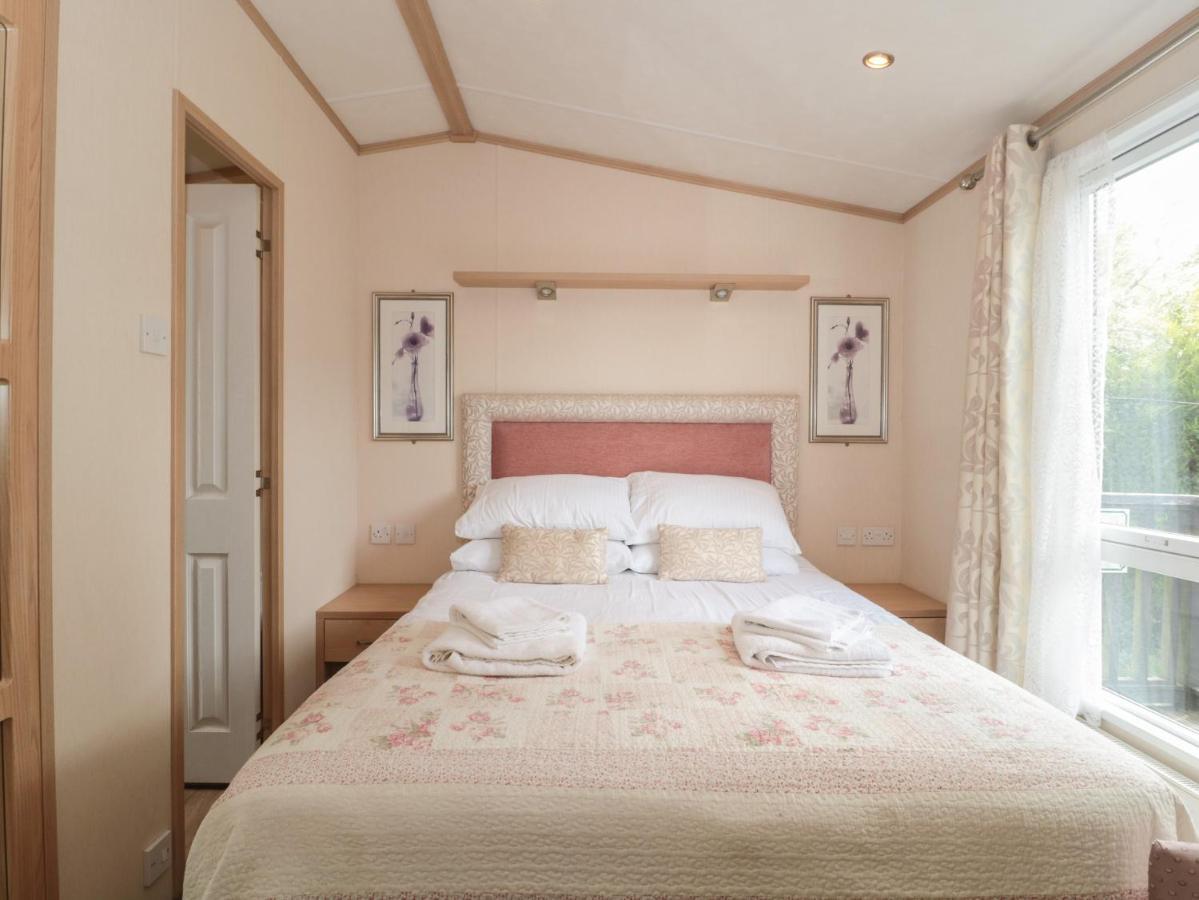 Birch Villa Суонидж Екстериор снимка
