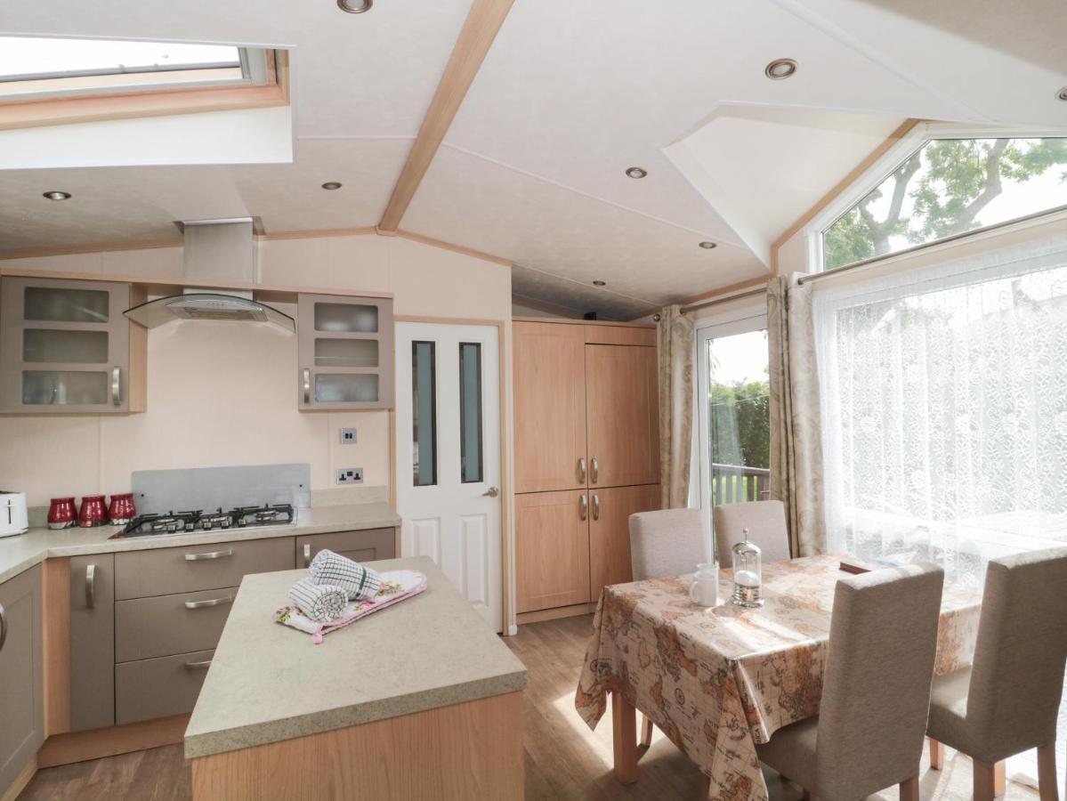 Birch Villa Суонидж Екстериор снимка