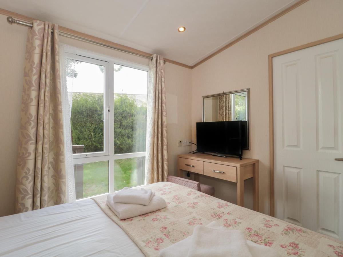 Birch Villa Суонидж Екстериор снимка